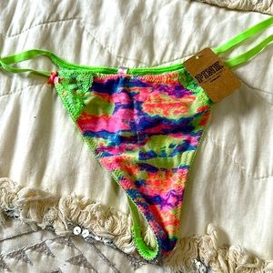 VS Pink Extra low rise Vstring. Multi colored. Size L.